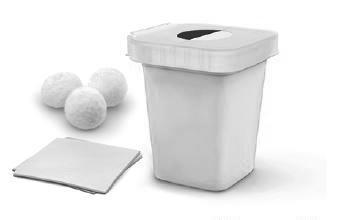 Contenitore bianco per rifiuti speciali con coperchio, tamponi di cotone bianchi e un tampone disinfettante aperto accanto