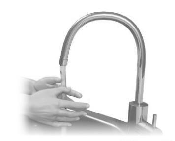 Mani sotto un rubinetto ad arco cromato con getto d