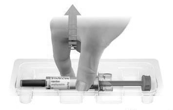 Mano che stringe un dispositivo pre-riempito a penna con ago visibile su un vassoio trasparente contenente altri dispositivi simili