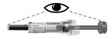 Siringa preriempita trasparente con farmaco visibile e ago collegato, mirata da un occhio stilizzato con linee tratteggiate