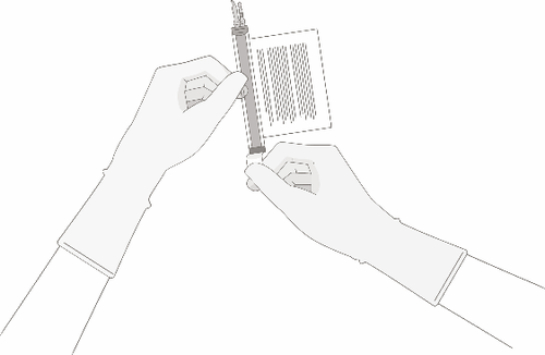 Due mani con guanti che tengono una siringa e preparano l