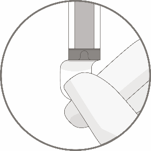 Mano che afferra una siringa preriempita con un meccanismo di sicurezza bianco e grigio attivato