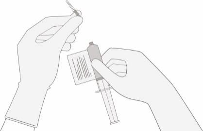 Mani con guanti che preparano una siringa pre-riempita con un dispositivo di sicurezza grigio e bianco