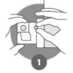 Mani che stringono una fiala e un tappo protettivo, con un cerchio grigio sullo sfondo e il numero uno in basso