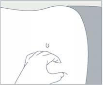 Mano che pizzica la pelle con unghia curva, formando una piega cutanea visibile su sfondo grigio chiaro