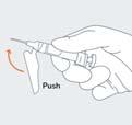 Mano che tiene una siringa con ago inserito, freccia arancione indica la direzione di spinta e la scritta "Push" indica l