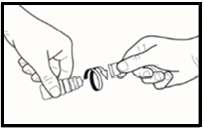 Due mani che tengono e manipolano un dispositivo medico cilindrico con anelli scuri sovrapposti