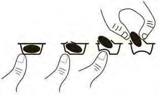 Mani che aprono e rimuovono una compressa ovale scura da un blister protettivo in quattro fasi successive