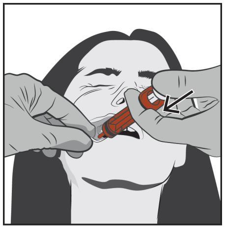 Mani che tengono un autoiniettore nasale rosso, posizionato nelle narici di un volto umano con occhi chiusi e espressione di tensione