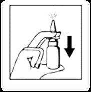 Mano che tiene un flacone spray nasale bianco con l