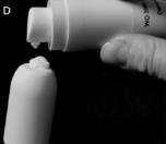 Applicazione di crema bianca su dito con sfondo nero e confezione del prodotto visibile parzialmente