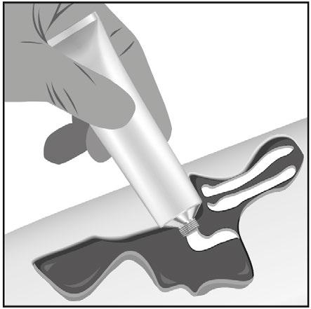 Mano che sprema una crema da un tubetto su una sella di cavallo danneggiata con lacerazioni profonde