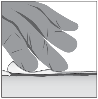 Mano guantata che afferra un dispositivo medico bianco a forma di cilindro sopra una superficie chiara con linea scura sottostante