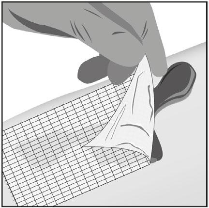 Mano che rimuove una pellicola protettiva trasparente da una superficie a griglia chiara con trama quadrettata