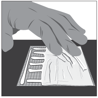 Mano che afferra una garza sterile bianca sopra una confezione sigillata a listelli con una parte trasparente