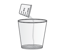 Misurazione di un liquido trasparente versato da una siringa graduata in ml in un bicchiere di plastica trasparente