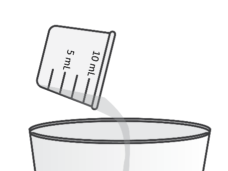 Misurazione di un liquido trasparente versato da una graduata da 10 ml in un contenitore cilindrico bianco