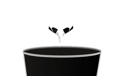 Polvere bianca che cade da due bustine lacerate dentro un contenitore cilindrico nero