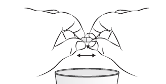 Due mani che stringono un cilindro con frecce orizzontali che indicano la direzione di rotazione