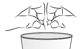 Mani che stringono un flaconcino con polvere bianca che cade in un contenitore cilindrico grigio