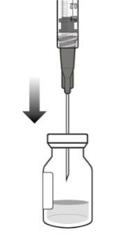Siringa con ago che penetra nel tappo di un flacone di vetro trasparente contenente liquido medicinale freccia grigia indica la direzione