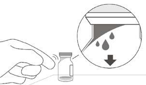 Mano che tiene un flaconcino trasparente con liquido e gocce che cadono verso il basso con freccia indicante