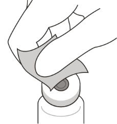 Mano che tiene un batuffolo di cotone imbevuto su un flaconcino cilindrico con tappo bianco