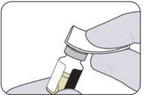 Mano che tiene un flaconcino medicinale con una cannula inserita nel tappo di gomma