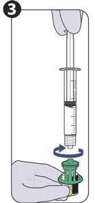 Siringa pre-riempita con farmaco trasparente, mano guantata che avvita un adattatore verde sulla punta per l
