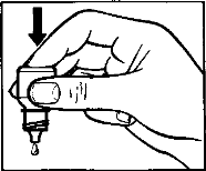 Mano che tiene un dispositivo penna per iniezione con ago esposto e goccia all