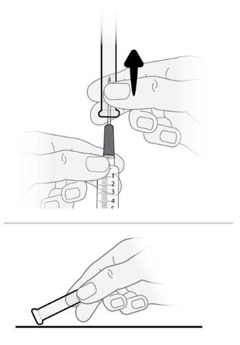 Mano che afferra una siringa con l