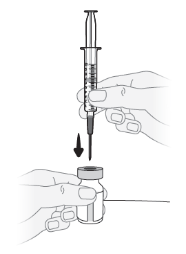 Mano che tiene una siringa sopra un flaconcino, ago che penetra nel tappo di gomma con freccia nera indicante la direzione