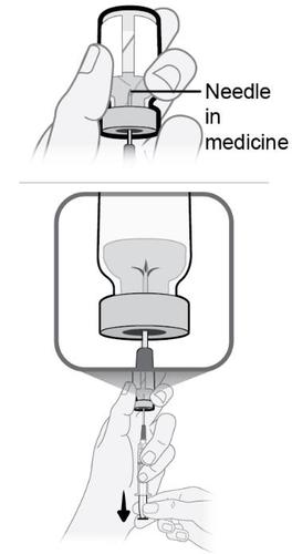 Mano che tiene una siringa collegata a una fiala di medicinale con freccia che indica il movimento di aspirazione del farmaco