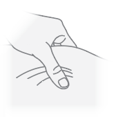 Mano che stringe una siringa con ago inserito nella pelle, tecnica di iniezione sottocutanea con angolo di circa 45 gradi