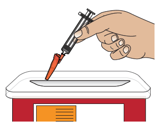 Mano che tiene una siringa con ago arancione sopra una superficie bianca su base rossa e gialla