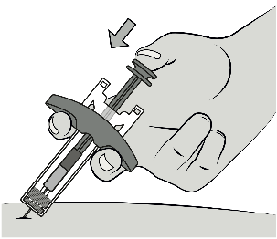 Mano che tiene un dispositivo autoiniettante con ago inserito nella pelle e freccia che indica la pressione da esercitare