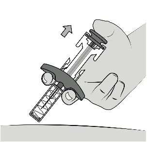 Mano che tiene un dispositivo pre-riempito con ago protetto, freccia che indica la direzione di rimozione del cappuccio protettivo