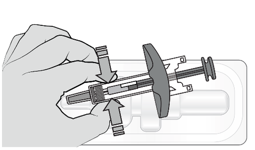 Mano che preme un dispositivo autoiniettante con ago inserito in una confezione trasparente freccia indica la direzione