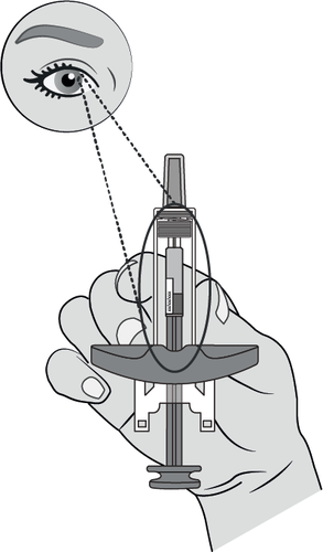 Mano che tiene un autoiniettore con un ingrandimento dell