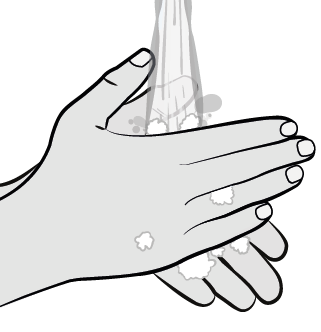 Mano che applica una crema bianca sul dorso dell