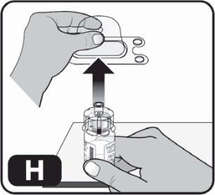 Mano che estrae il tappo di protezione da un ago collegato a una fiala di medicinale su sfondo chiaro