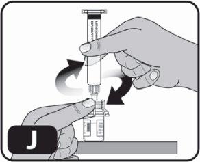 Mano che ruota una siringa preriempita collegata a una fiala di vetro trasparente con liquido interno frecce indicano il movimento