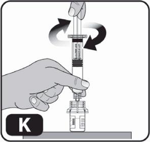 Mano che tiene una siringa collegata a un flaconcino, frecce curve indicano la rotazione per la miscelazione del contenuto e lettera K in basso