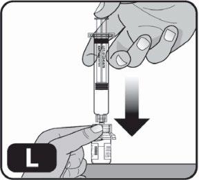 Mano che tiene una siringa piena e un flacone di vetro, freccia grigia indica la direzione verso il basso e lettera L in un riquadro nero