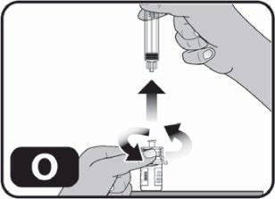 Mano che ruota un flaconcino e ne preleva il contenuto con una siringa trasparente collegata