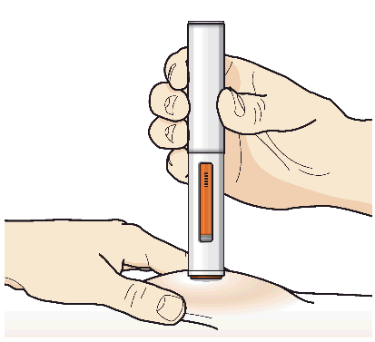 Mano che tiene un dispositivo per iniezione con ago inserito nella pelle del braccio, mostrando il punto di applicazione