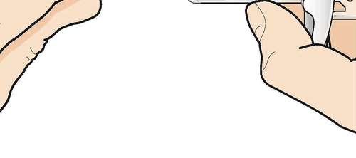 Mano che afferra una siringa prerafillata con ago trasparente pronto per l