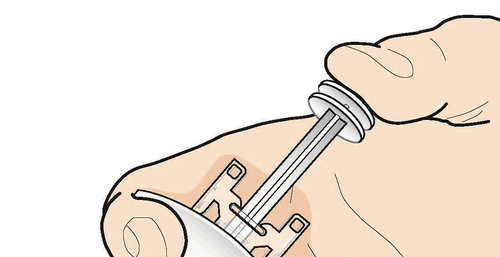 Mano che afferra un dispositivo autoiniettante con ago esposto pronto per l