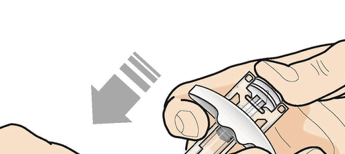 Dispositivo autoiniettante con ago esposto tenuto tra le dita e freccia grigia che indica la direzione di inserimento