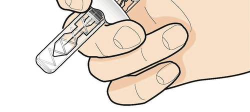 Mano che afferra una penna iniettabile preriempita trasparente con aghi visibili all